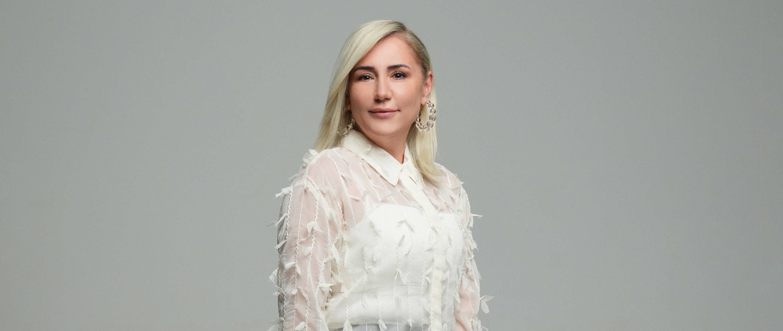 Ayşe Çınar dan Yeni Bir Tekli Daha-Aşkın Ateşi - radyobora