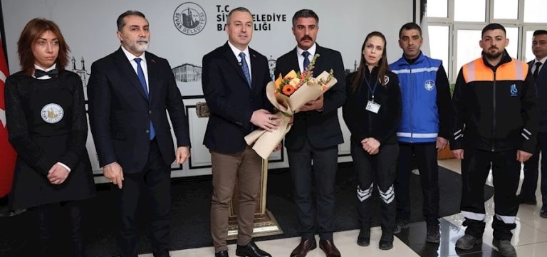 Sivas Belediye Başkanı Uzun Özbelsan Personelinin Yüzünü Güldürdü-radyobora