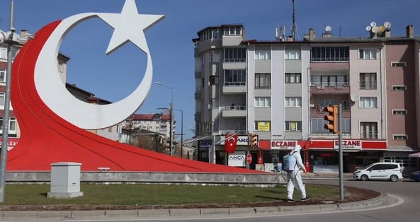sivasta bahçe düzenleme ekipleri tarafından ilaçlamalar başladı-sivas gazete haber-radyobora
