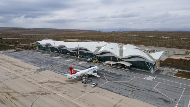 Sivas Nuri Demirağ Havalimanı, Nisan ayında 45.026 yolcuya hizmet verdi.-radyo bora-sivas gazetet haber