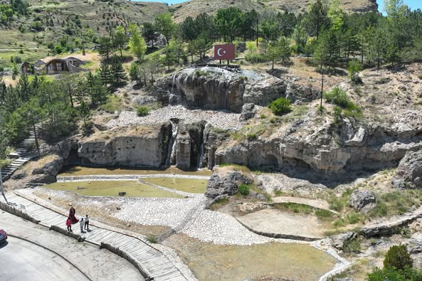 Sivas'ımızın en gözde mesire alanı olan Paşabahçe'deki şelaleye tekrar su verildi-sivas gazete haber-radyo bora