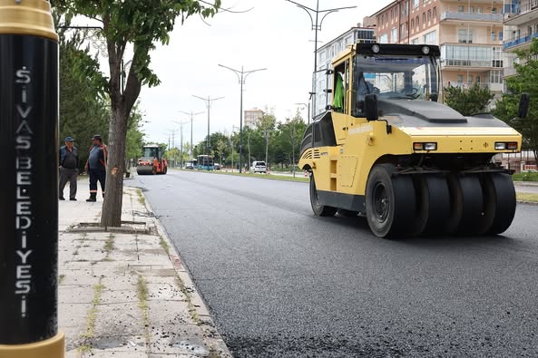 Sivas'ta Muhsin Yazıcıoğlu Bulvarı’nda asfalt mesaisi başladı -sivas gazete haber -radyo bora