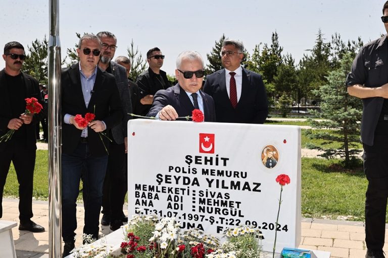 Sivas'ta Şehitlerimiz kabirleri başında dualarla anıldı.-sivas gazete haber -radyo bora