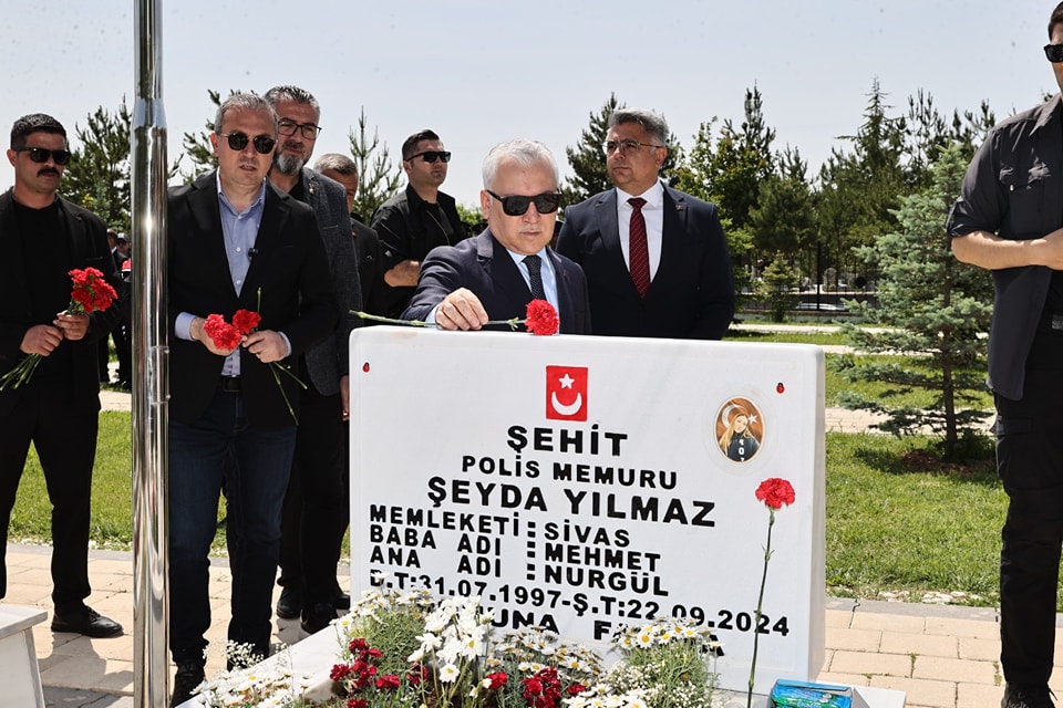 Sivas'ta Şehitlerimiz kabirleri başında dualarla anıldı.-sivas gazete haber -radyo bora