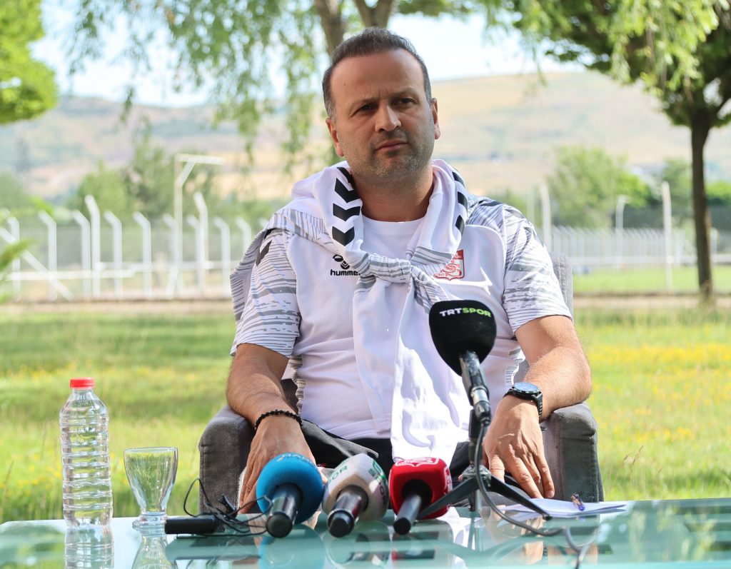 Osman Zeki Korkmaz Sahada Gurur Veren Bir Takım Oluşturmalıyız-sivas gazete haber-radyo bora