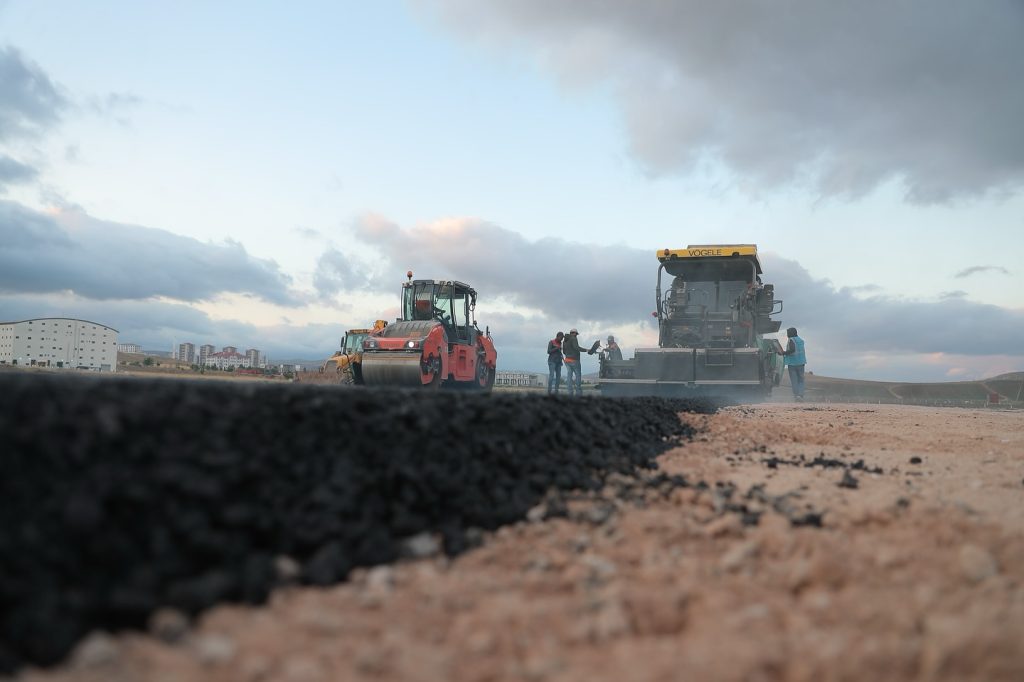 Şehit Cengiz Topel İHA-Model Uçak Pisti ve Drift Alanı projesinde asfalt serim çalışmaları başladı.-sivas gazete haber-radyo bora