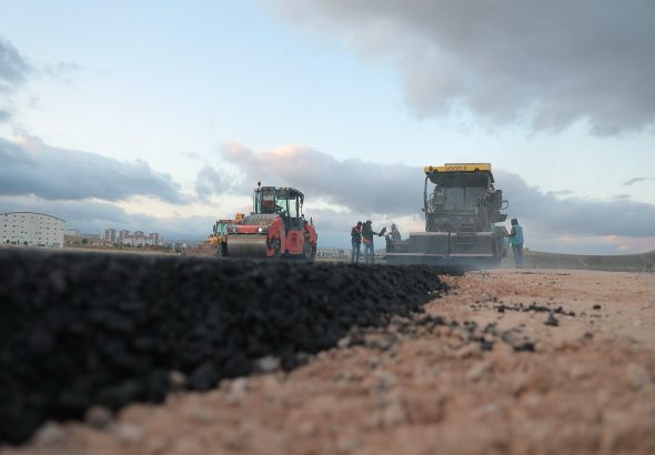 Şehit Cengiz Topel İHA-Model Uçak Pisti ve Drift Alanı projesinde asfalt serim çalışmaları başladı.-sivas gazete haber-radyo bora