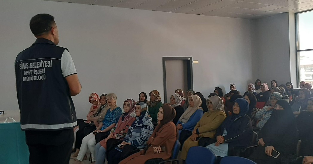 Sivas'ta Ev Hanımlarına Yönelik Afet Farkındalık Eğitimi Verildi -sivas gazete haber -radyo bora