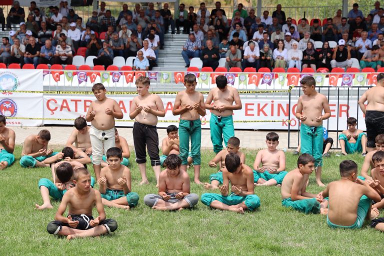 Geleneksel 56. Doğanşar Ahmet Ayık Karakucak Güreşleri, Doğanşar ilçesinde gerçekleştirildi -sivas gazetet haber -radyo bora