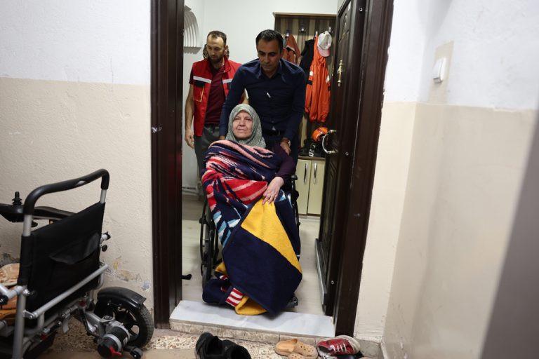 Sevgi Teyze İçin Sivas Belediye Ekipleri Seferber Oldu-SİVAS GAZETE HABER-RADYOBORA