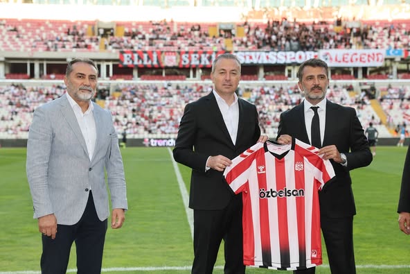 Sivas Belediye Başkanı Dr. Adem Uzun ve Özbelsan A.Ş. Genel Müdürü Yunus Kantar’a Sivasspor'dan plaket -sivas gazete haber -radyo bora
