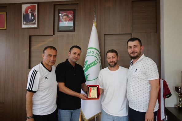 Sivas Belediye Spor'dan Vefa Ödülü Ozan Kılıçoğlu’na Plaket -sivas gazete haber -radyo bora