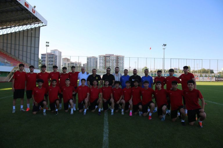 Sivas Gücü Belediyespor U-19 Takımı Topbaşı Yaptı -sivas gazete haber -radyo bora