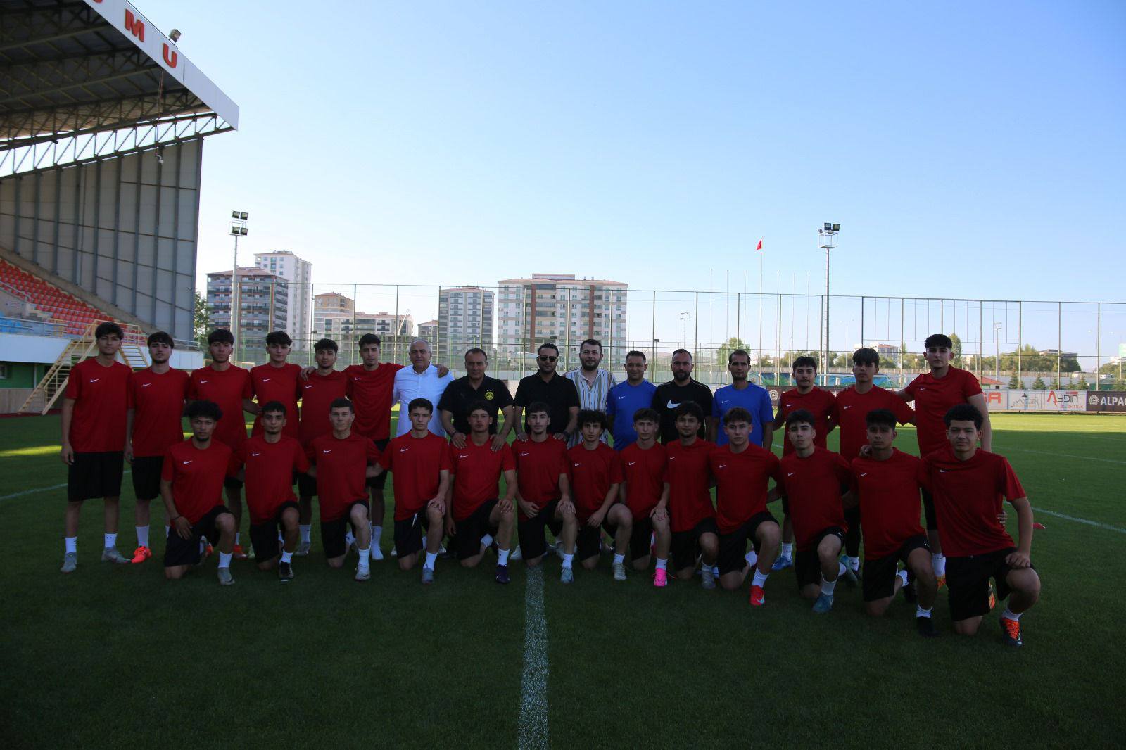 Sivas Gücü Belediyespor U-19 Takımı Topbaşı Yaptı -sivas gazete haber -radyo bora