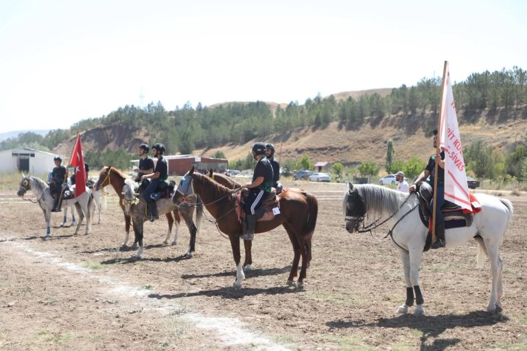 Sivas'ta Atlı Cirit İl Birinciliği Müsabakaları, Karşıyaka Atlı Spor Sahası’nda Başladı -sivas gazete haber -radyobora