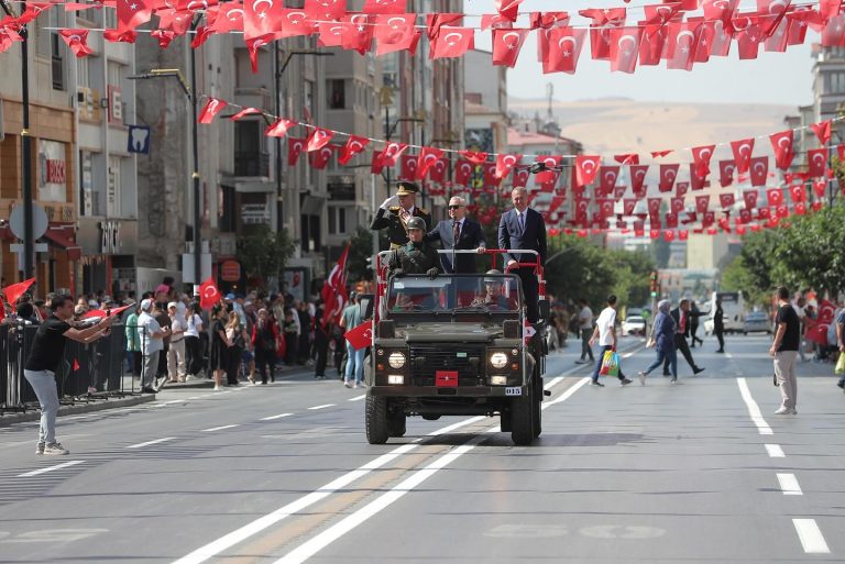 Sivas'ta Münasebetiyle Kent Meydanı’nda Kutlama Programı Düzenlendi. -SİVAS GAZETE HABER -RADYO BORA