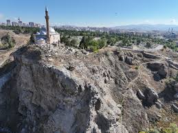 sivas yukarı tekke kayalıklarından bir kişi intihar girişiminde bulundu -sivas gazete haber -radyo bora