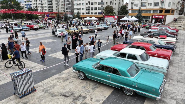 4 Eylül Sivas Kongresi’nin 106. Yılı Etkinliklerinin Finali, Klasik Otomobil Fuarı İle Taçlandı. sivasgazetehaber-radyobora 1