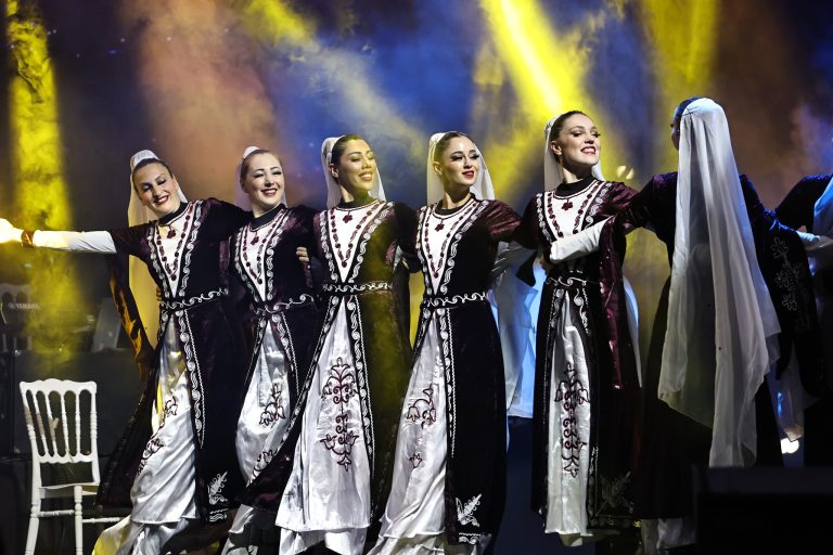Ankara Devlet Sahne Sanatları Halk Dansları Topluluğu Sivas'ta sahne aldı.-SİVASGAZETEHABER-RADYOBORA