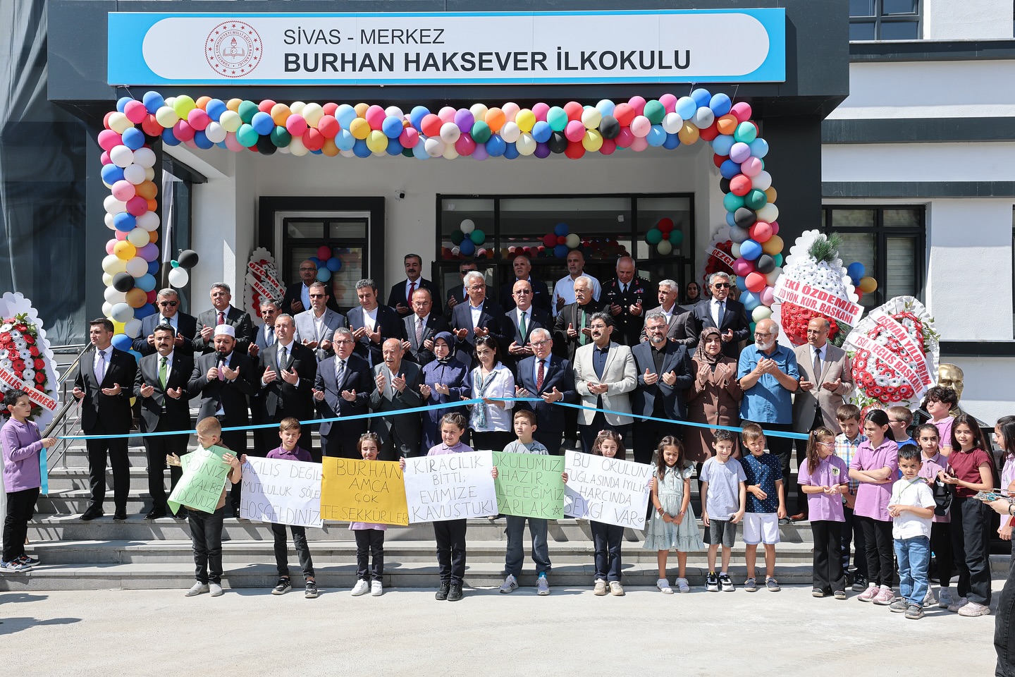 “Eğitime Hayat Verenler” projesi kapsamında hayırsever iş insanı Burhan Haksever tarafından Şehrimize kazandırılan 12 derslikli ilkokul için açılış töreni düzenlendi-SİVASGAZETEHABER-RADYOBORA