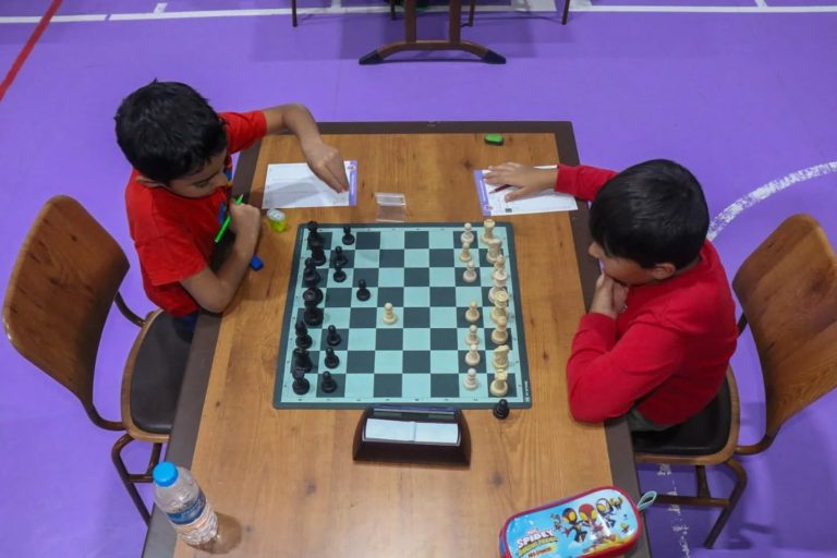 SİVAS'TA 13-14 Eylül tarihleri arasında düzenlenen İlköğretim Haftası Satranç Turnuvası  Taha Akgül Spor Salonumuzda başladı.-sivasgazetehaber-radyobora