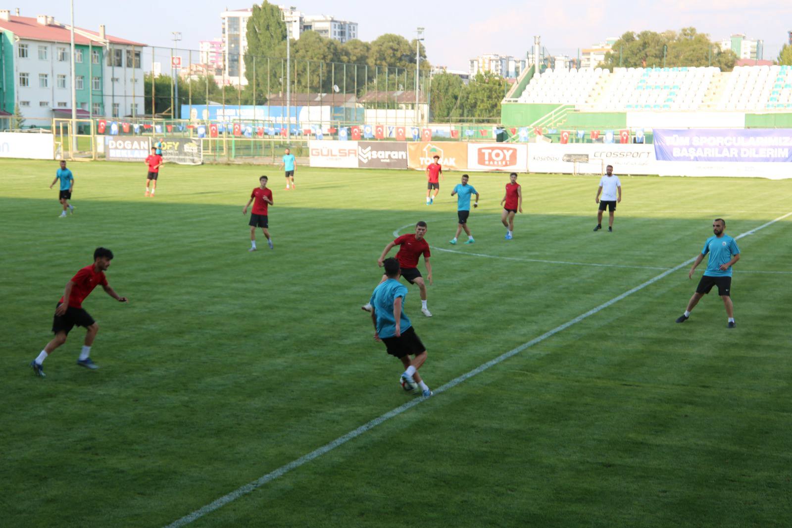 Sivas Gücü Belediyespor A Takımımız, U19 takımımız ile hazırlık maçında karşı karşıya geldi-sivasgazetehaber-radyobora