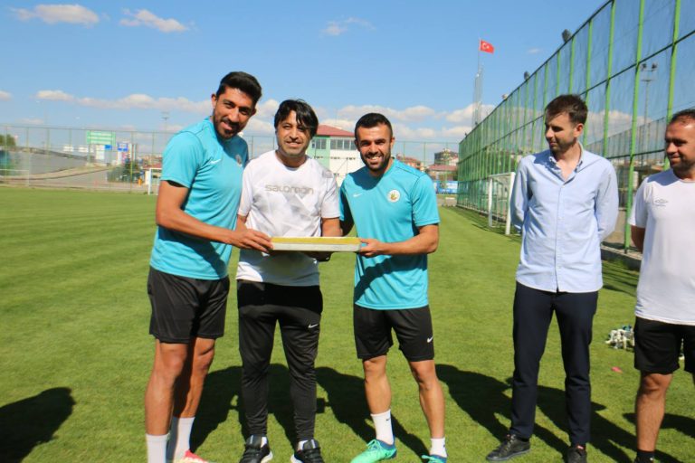 Sivasspor'un Efsane Futbolcusu Hayrettin Yerlikaya'dan Sivas Gücü BelediyeSpor Futbol Takımını Ziyaret sivasgazetehaber-radyobora