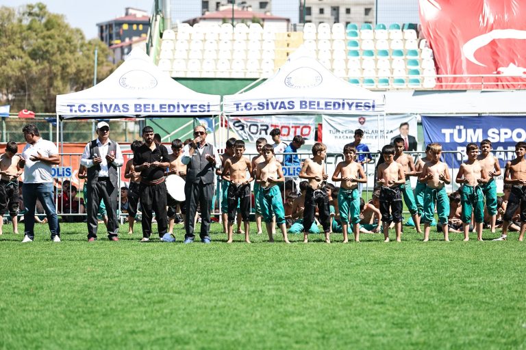 Sivas'ta 3. Geleneksel Uluslararası Muhsin Yazıcıoğlu Karakucak Güreşleri düzenlendi.-sivasgazetehaber-radyobora
