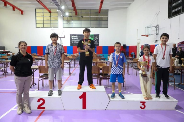 Sivas'ta 4 Eylül Kongresi Satranç Turnuvası Tamamlandı sivasgazetehaber-radyobora 4