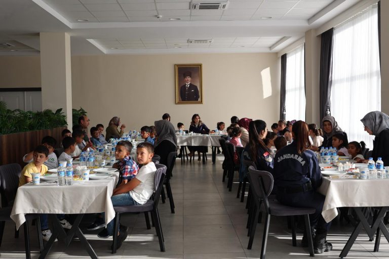 Sivas'ta Bugün Minik Kalpler Jandarma Sevgisiyle Doldu sivasgazetehaber radyobora