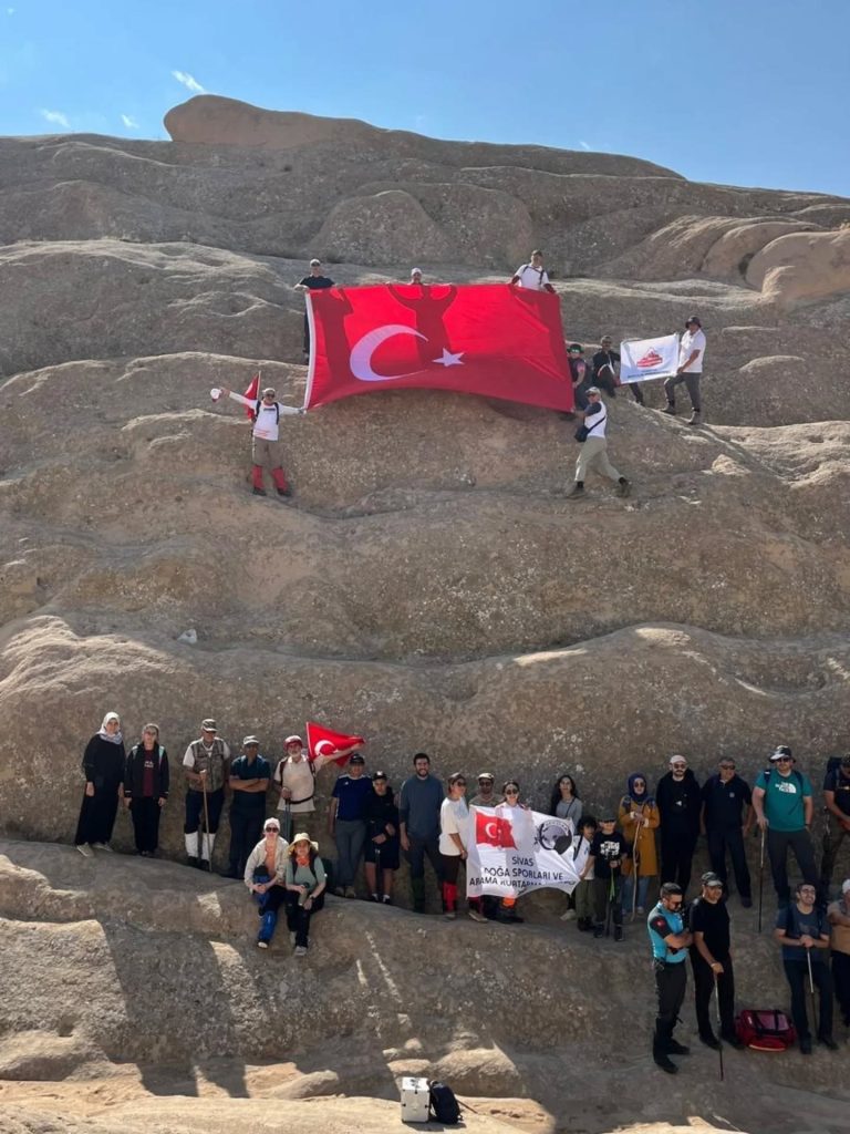 Sivas'ta Emirhan Kayalıkları’nda Doğa Yürüyüşü Gerçekleştirildi sivasgazetehaber-radyobora
