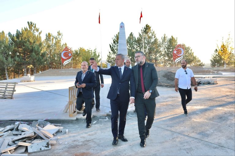 Yukarı Tekke Garnizon Şehitliği’nde zemin iyileştirme ve çevre düzenleme çalışmalarımız tüm hızıyla devam ediyor. SİVASGAZETEHABER RADYOBORA