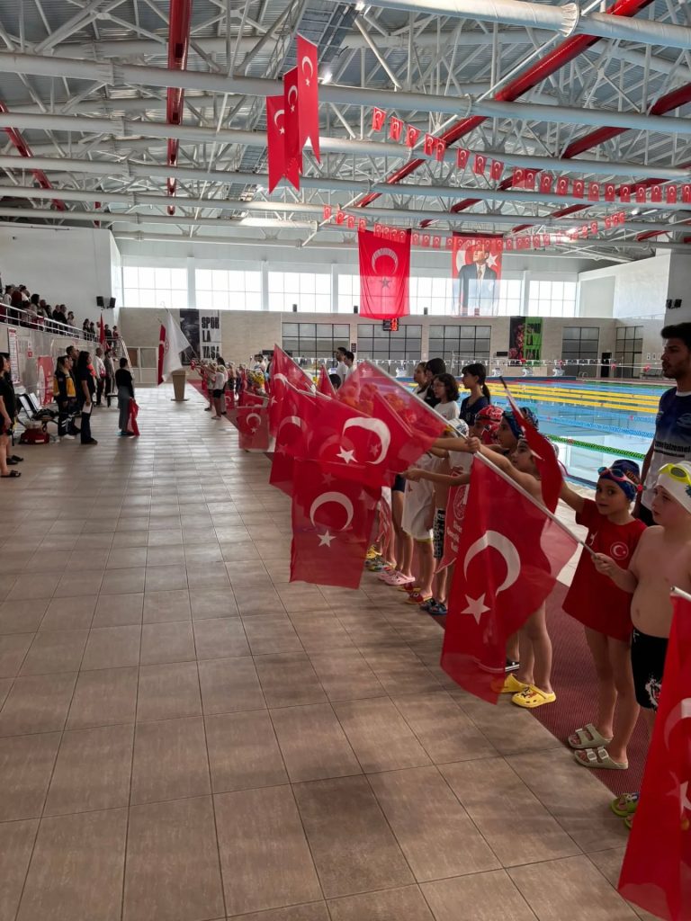 29 Ekim Cumhuriyet Bayramı  münasebetiyle düzenlenen Yüzme Şenliği açılış seremonisi ile başladı  SİVASGAZETEHABER RADYOBORA