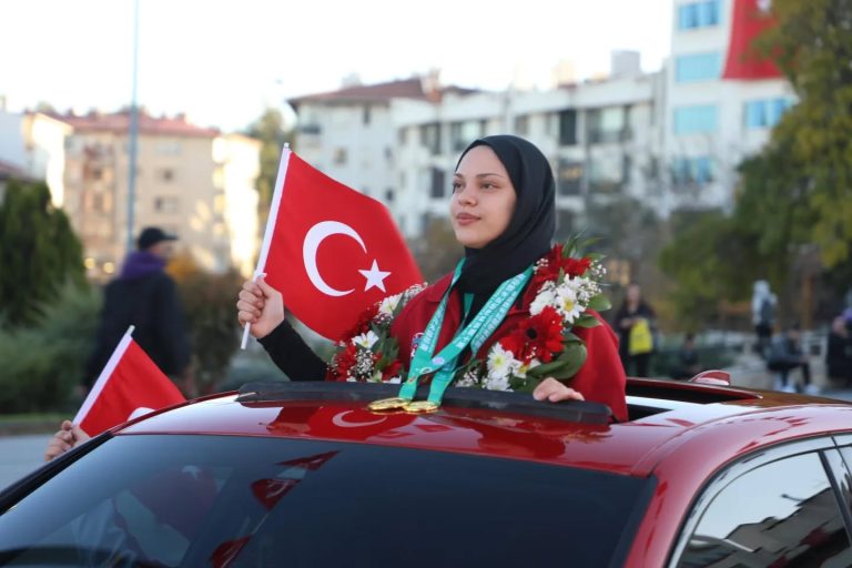 Afra Kılınç, memleketi Sivas'ta sivasgazetehaber radyobora