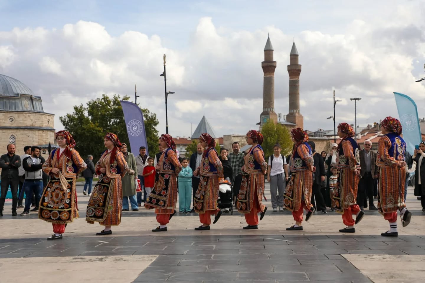 Gençlik ve Spor Festivali kapsamında Kongre Müzesi Bahçesi'nde farklı branşlardan spor stantları kurularak birbirinden keyifli etkinlikler gerçekleştirildi. sivasgazetehaber radyobora
