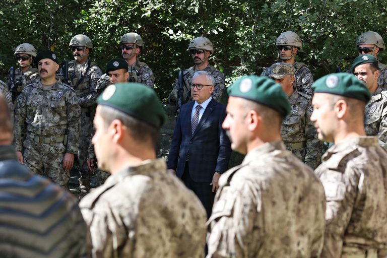 Sivas Emniyet Müdürlüğü’ne bağlı Polis Özel Harekât (PÖH) timlerimiz, geçici görevle Suriye’ye dualarla uğurlandı. sivasgazetehaber radyobora