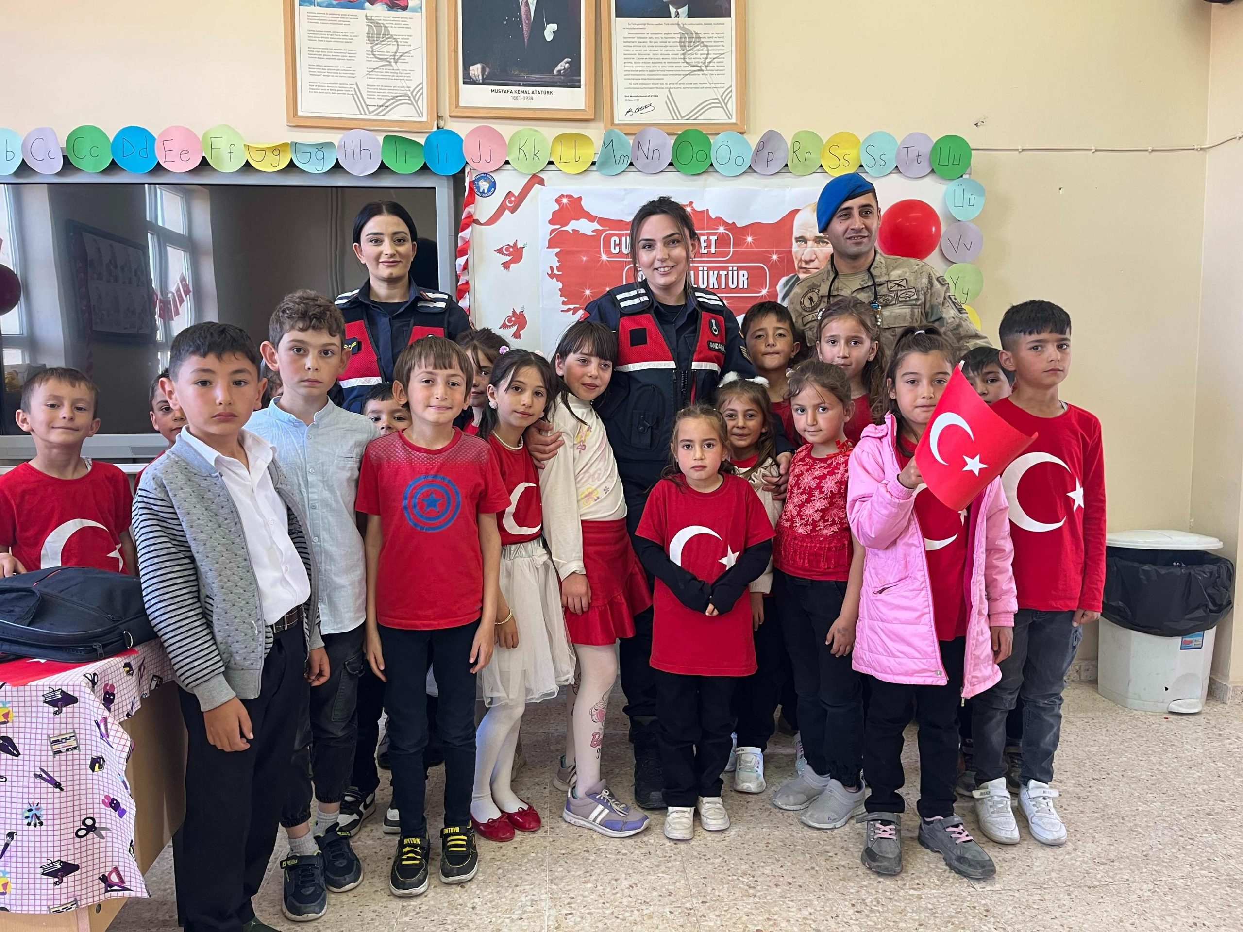 Sivas İl Jandarma 29 Ekim Cumhuriyet Bayramı Cocuklarla Coşkulu Bir Şekilde Kutladı  sivasgazetehaber radyobora 1