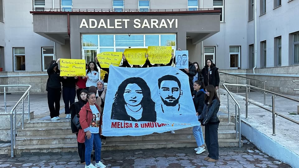 Sivas'ta 6 Mayıs tarihinde Kılavuz Mahallesindeki evlerinde canice katledilen Melisa ve Umutcan kardeşlerin bugün karar duruşması vardı.sivasgazetehaber radyobora