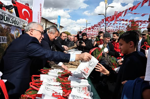 Sivas'ta Fidan Dağıtım Programı Kongre Müzesi Etkinlik Alanı’nda Gerçekleştirildi sivasgazetehaber radyobora