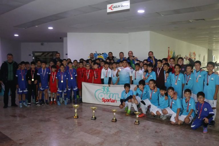 Sivas'ta Futbol Küçükler İl Birinciliği Müsabakaları, çekişmeli ve heyecan dolu karşılaşmaların ardından sona erdi... sivasgazetehaber radyobora