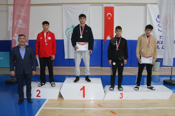 Sivas'ta Gençler A-B Serbest ve Grekoromen Güreş İl Birinciliği Müsabakaları’nda, Gençler B Serbest Kategorisi müsabakaları sona erdi sivasgazetehaber radyobora