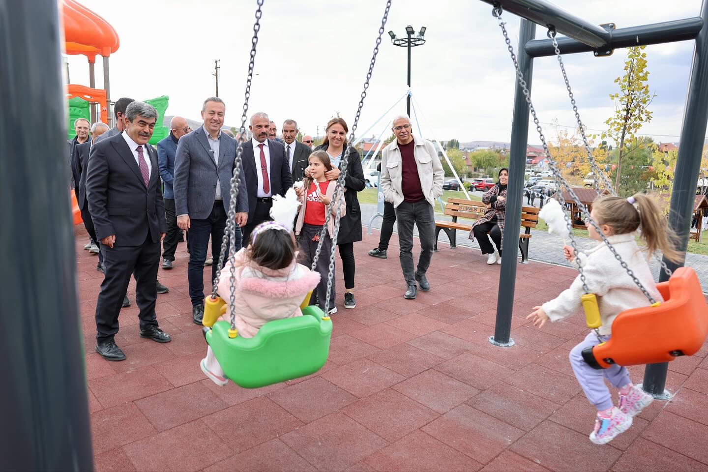 Sivas'ta Karşıyaka Mahallesi’ne kazandırılan şair ve yazar Ali Şahin Canozan’ın adını taşıyan çocuk parkı, düzenlenen törenle hizmete açıldı. ..sivasgazetehaber radyobora