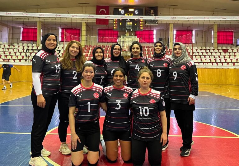 Sivas'ta Kurumlar Arası Kadınlar Voleybol Turnuvası’nda Sivas Numune Hastanesi Kadın Voleybol Takımı, yarı finalde Cumhuriyet Üniversitesi ile karşı karşıya geldi..sivasgazetehaber radyobora.