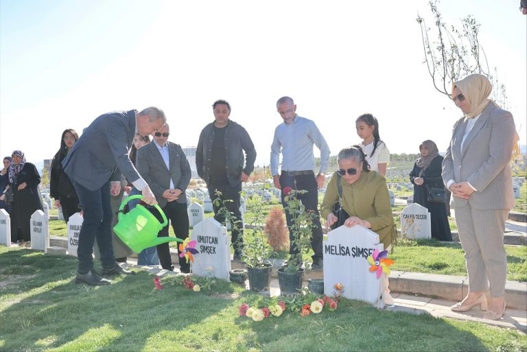 Sivas'ta Melisa ve Umutcan, kabirleri başında dualarla anıldı. sivasgazetehaber radyobora