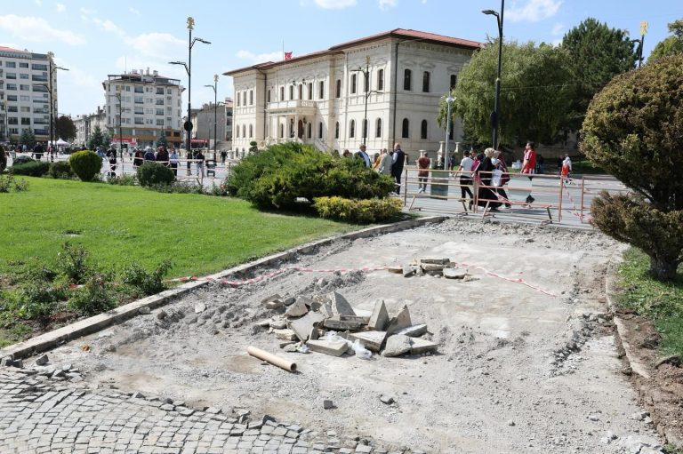 Sivas'ta Tarihi Kent Meydanında Zemin Yenileme Çalışmaları Başladı SİVASGAZETEHABER RADYOBORA