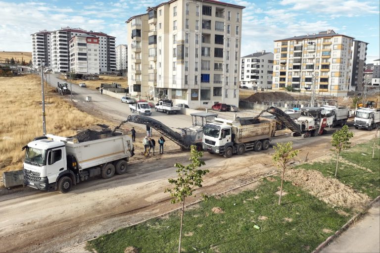 Sivas'ta Tekke Caddesi ve Lokman Hekim Caddesinde Yollar Yenileniyor