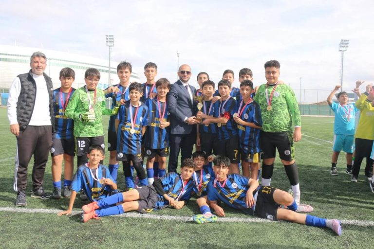 Sivas'ta Yıldızlar Erkek Futbol İl Birinciliği müsabakaları sona erdi. sivasgazetehaber radyobora