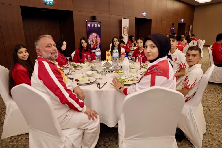 Sivas'ta Zirvedeki Yiğidolar Ödül Töreni  Düzenlendi  SİVASGAZETEHABER RADYOBORA