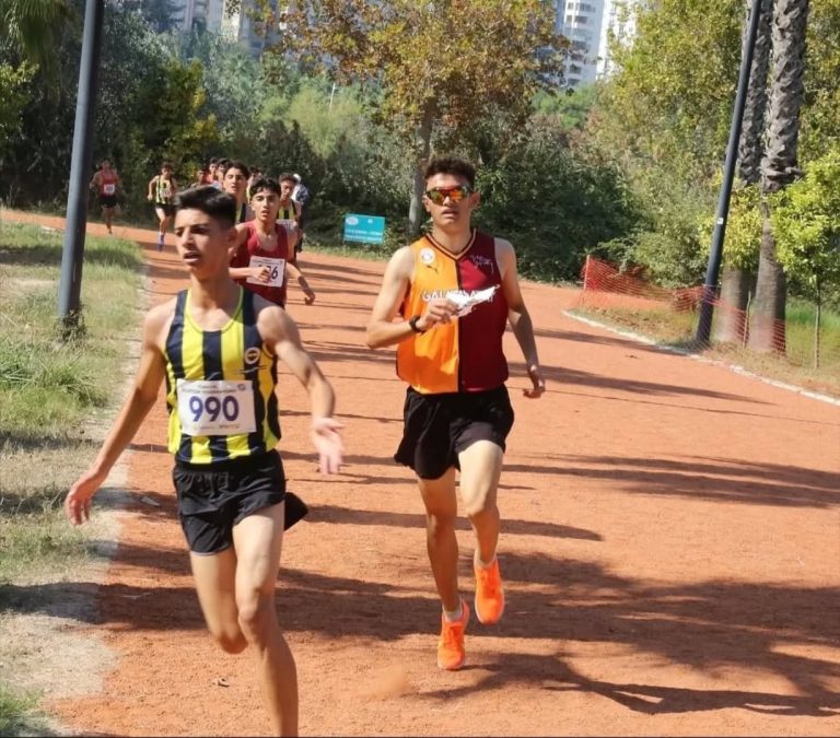 U18 kategorisinde 3000 metre yarışında Muhammed Arda Kıratik Türkiye Şampiyonu ...sivasgazetehaber radyobora