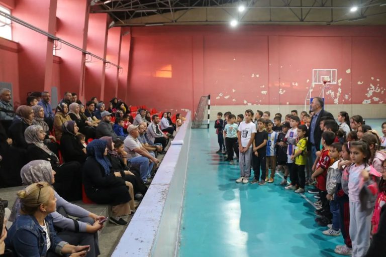 Yetenek Taraması ve Spora Yönlendirme Projesi kapsamında antrenmanlarımız, yoğun bir katılımla Gazi Anadolu Lisesi Spor Salonu’nda devam ediyor. sivasgazetehaber radyobora